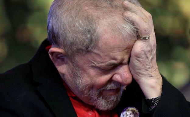 Lula da Silva con la mano en la cara durante la apertura de la ceremonia del VI Congreso Nacional del Partido de los Trabajadores. 