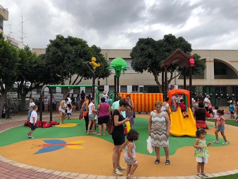 Albuñol acaba de estrenar un parque de 2.000 metros con columpios modernos, divididos por edades, con zona para bebés y otra para tomar un picnic