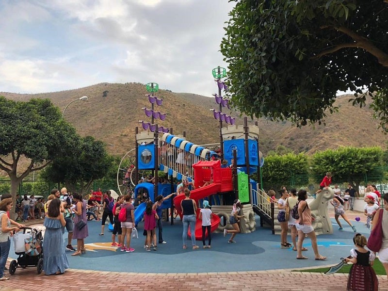Albuñol acaba de estrenar un parque de 2.000 metros con columpios modernos, divididos por edades, con zona para bebés y otra para tomar un picnic