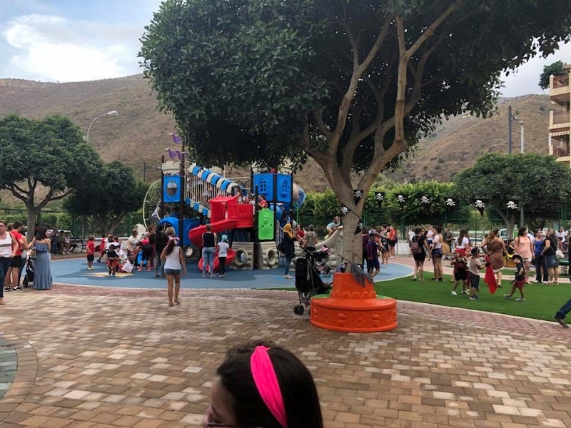 Albuñol acaba de estrenar un parque de 2.000 metros con columpios modernos, divididos por edades, con zona para bebés y otra para tomar un picnic