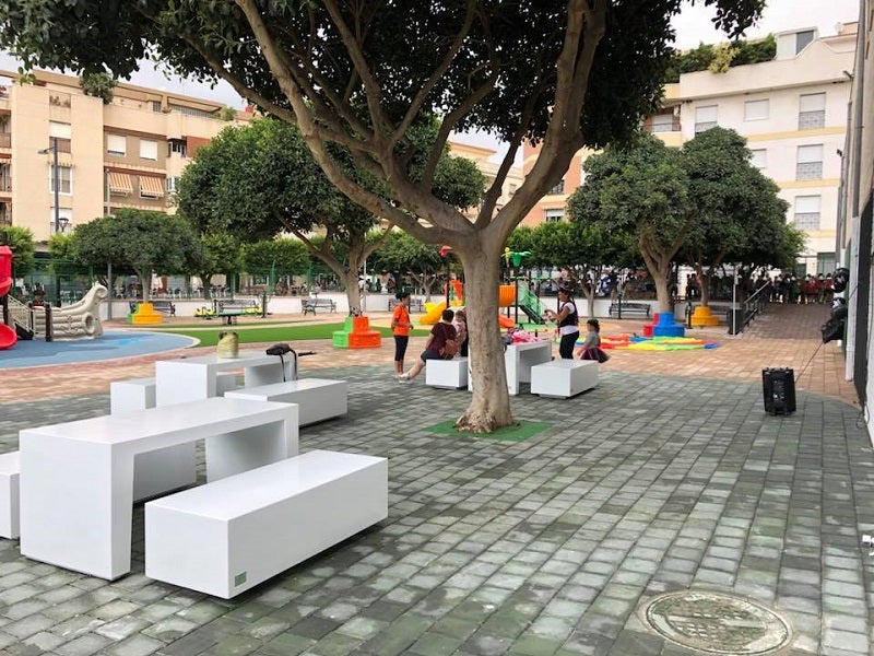 Albuñol acaba de estrenar un parque de 2.000 metros con columpios modernos, divididos por edades, con zona para bebés y otra para tomar un picnic