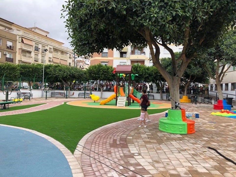 Albuñol acaba de estrenar un parque de 2.000 metros con columpios modernos, divididos por edades, con zona para bebés y otra para tomar un picnic