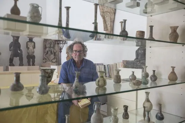 Brazam, con algunas de las piezas de su colección arqueológica y africana. 