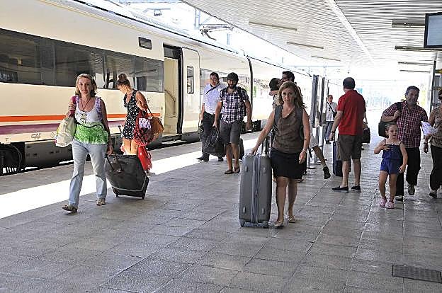 Viajeros en la Estación Linares-Baeza. 