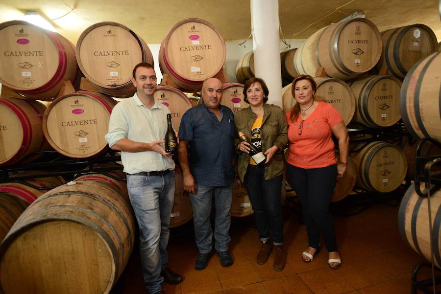 El delegado de Agricultura, el propietario de Bodegas Calvente y la delegada del Gobierno andaluz en Granada durante la visita que han realizado a la bodega de Jete. 