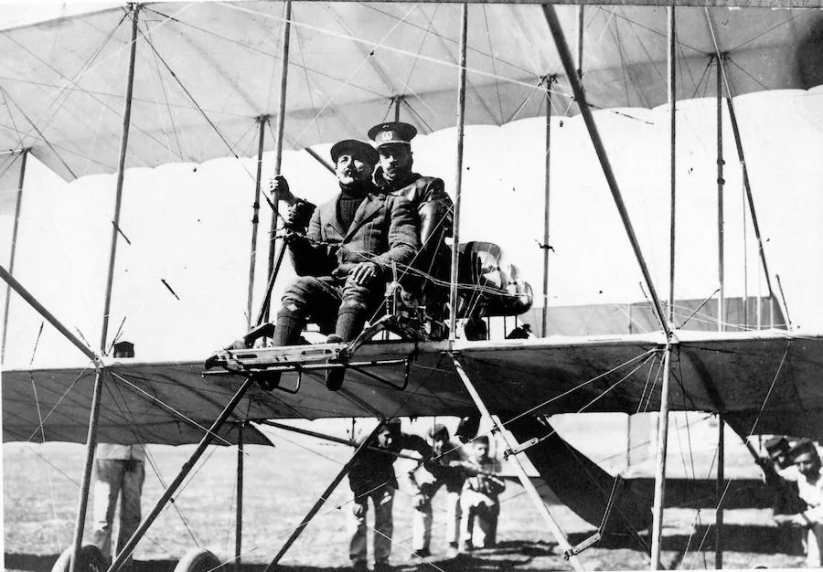 Herrera (detrás), con su instructor francés, en el curso que comenzó en Cuatro Vientos el 13 de marzo de 1911.