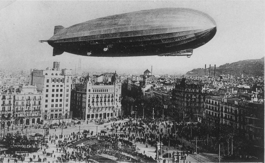 El Graf Zeppelin, con Emilio Herrera a bordo, sobrevoló la plaza de Cataluña de Barcelona el 11 de octubre de 1928, en su primera travesía Berlín-Nueva York 
