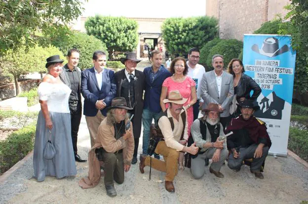 Foto de familia en la Alcazaba con la presentación del programa. 