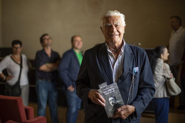 Emilio Herrera Soler sostiene el libro biográfico de su abuelo 'Del aire al más allá'. 