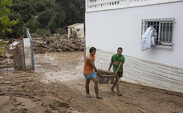 Sacando enseres de uno de los inmuebles afectados.