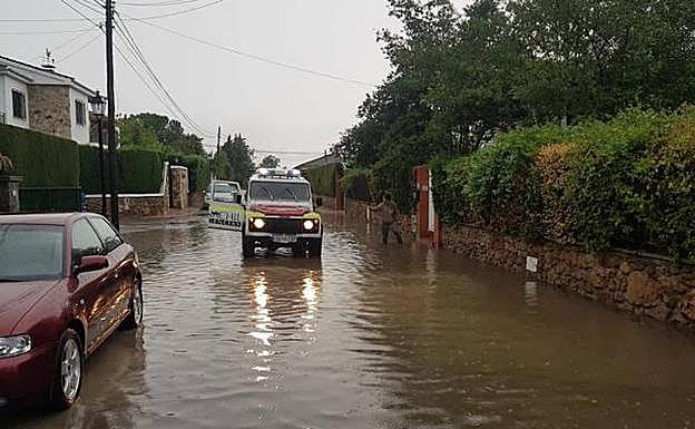 Calle anegada entre el término municipal de La Zubia y la urbanización Los Cerezos de Gójar.