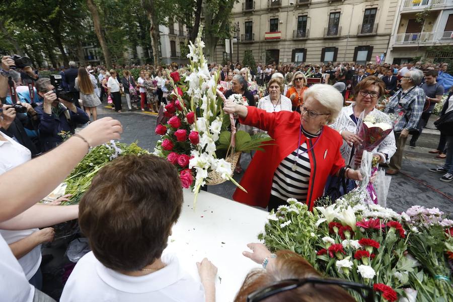 En la puerta de la basílica ya se han escuchado los primeros cantes y bailes de Granada a la Virgen de las Angustias