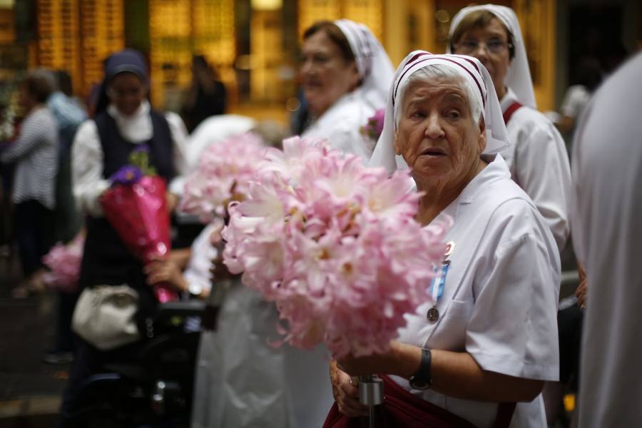 En la puerta de la basílica ya se han escuchado los primeros cantes y bailes de Granada a la Virgen de las Angustias