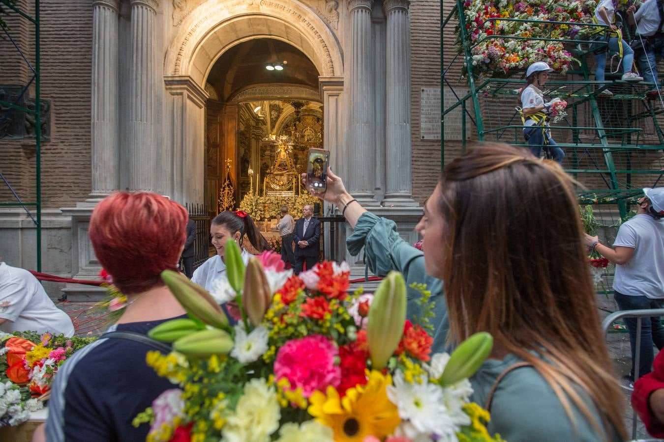 En la puerta de la basílica ya se han escuchado los primeros cantes y bailes de Granada a la Virgen de las Angustias