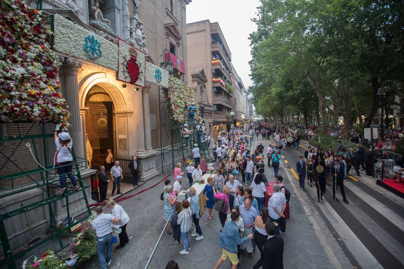 En la puerta de la basílica ya se han escuchado los primeros cantes y bailes de Granada a la Virgen de las Angustias