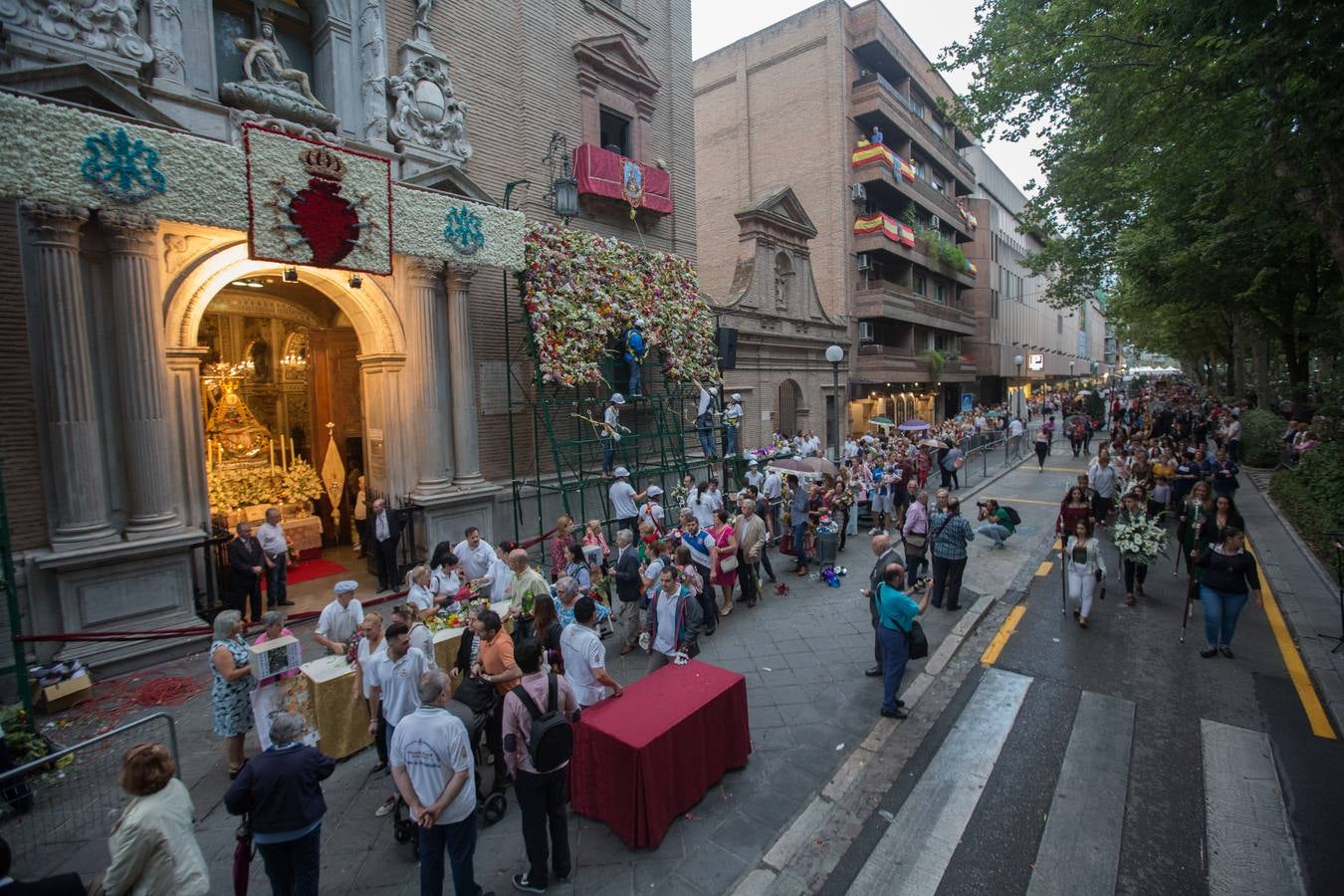 En la puerta de la basílica ya se han escuchado los primeros cantes y bailes de Granada a la Virgen de las Angustias