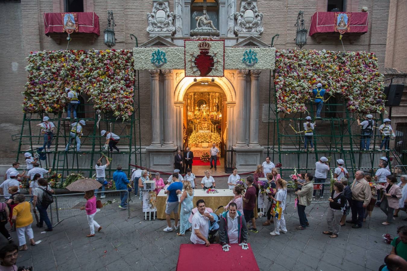 En la puerta de la basílica ya se han escuchado los primeros cantes y bailes de Granada a la Virgen de las Angustias