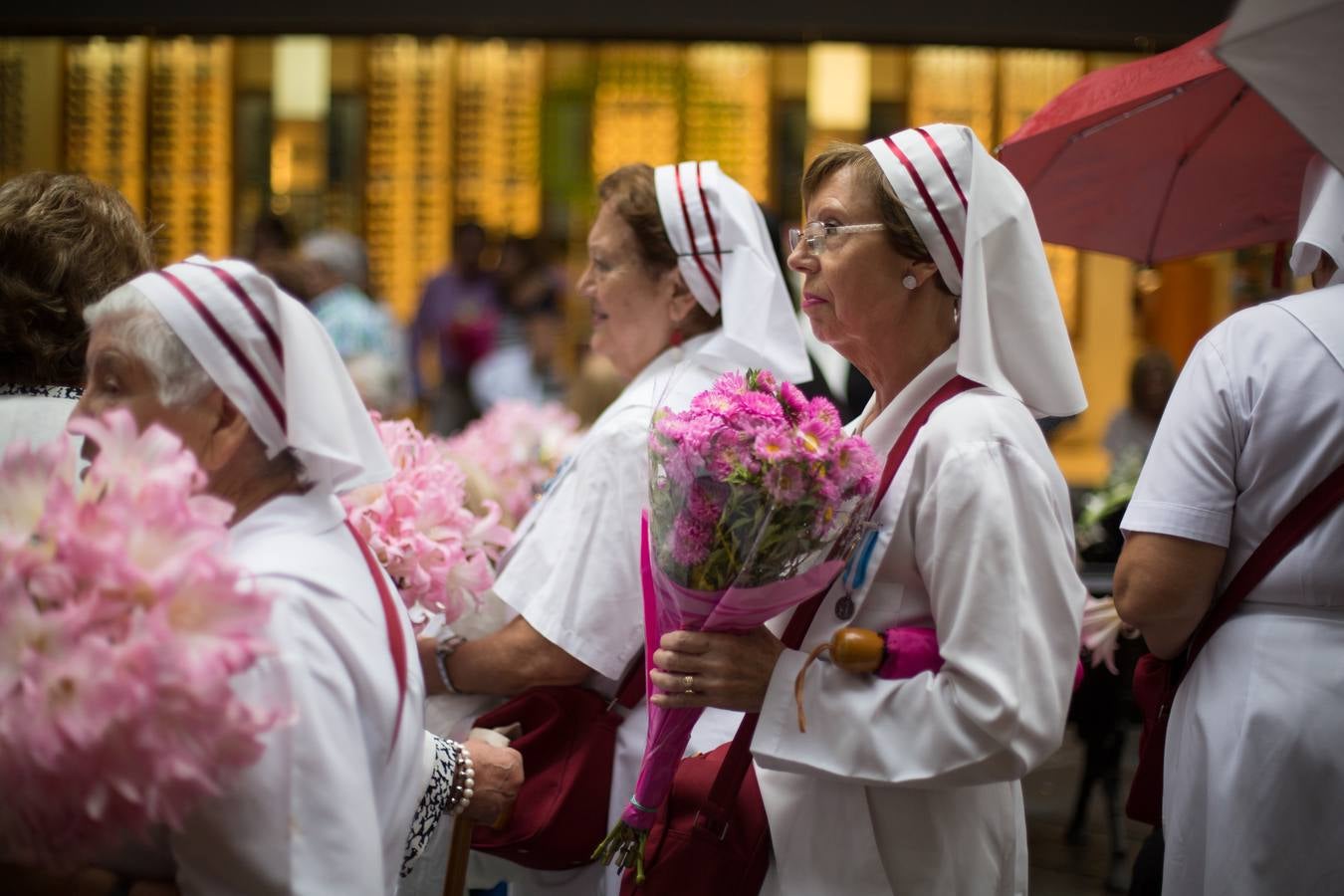 En la puerta de la basílica ya se han escuchado los primeros cantes y bailes de Granada a la Virgen de las Angustias