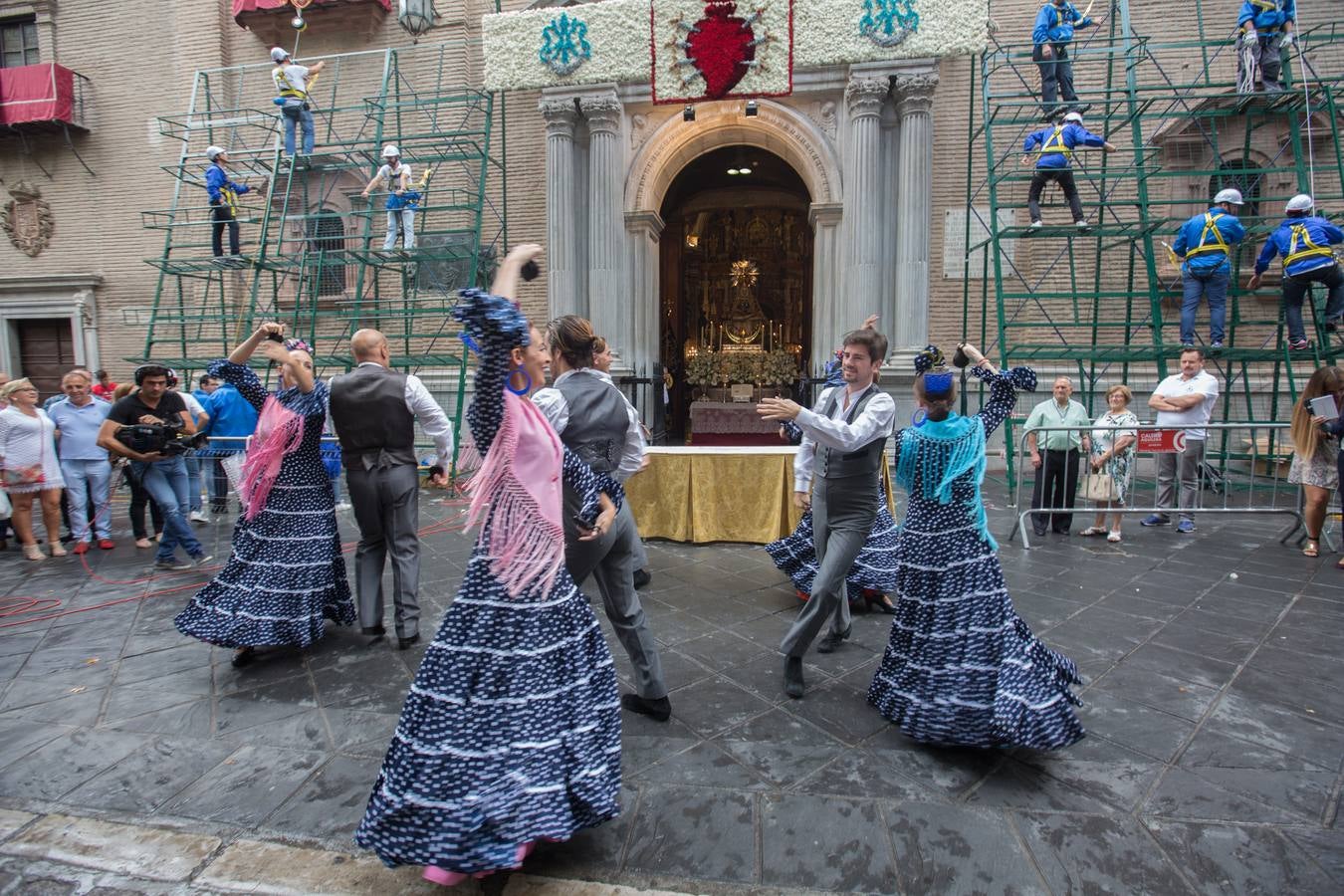 En la puerta de la basílica ya se han escuchado los primeros cantes y bailes de Granada a la Virgen de las Angustias