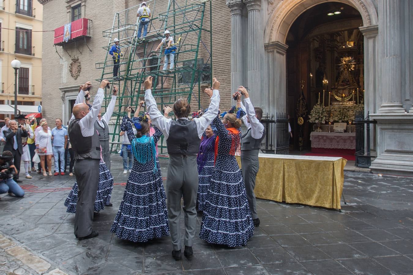 En la puerta de la basílica ya se han escuchado los primeros cantes y bailes de Granada a la Virgen de las Angustias