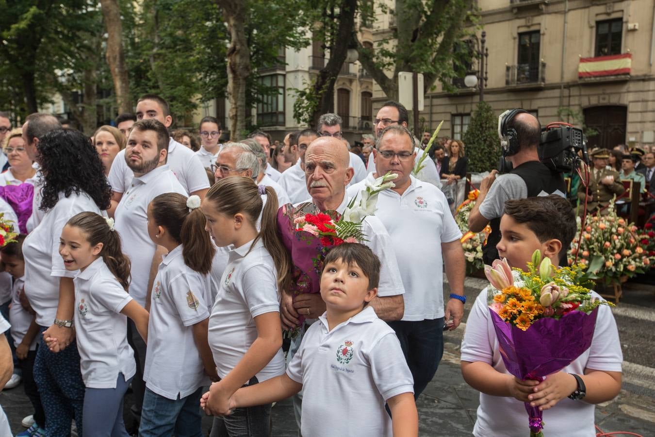 En la puerta de la basílica ya se han escuchado los primeros cantes y bailes de Granada a la Virgen de las Angustias