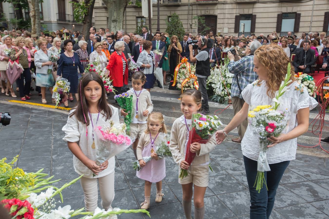 En la puerta de la basílica ya se han escuchado los primeros cantes y bailes de Granada a la Virgen de las Angustias