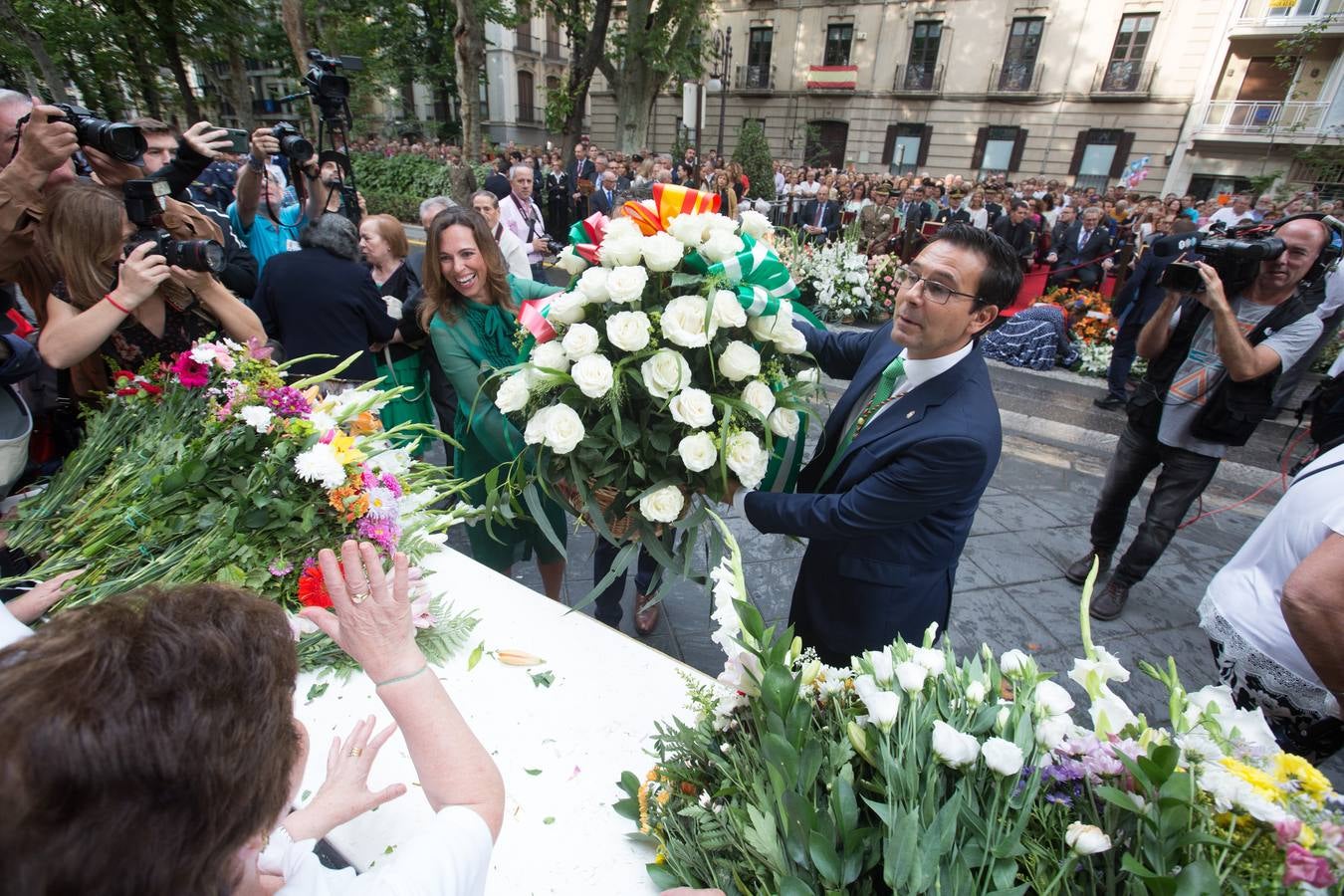 En la puerta de la basílica ya se han escuchado los primeros cantes y bailes de Granada a la Virgen de las Angustias