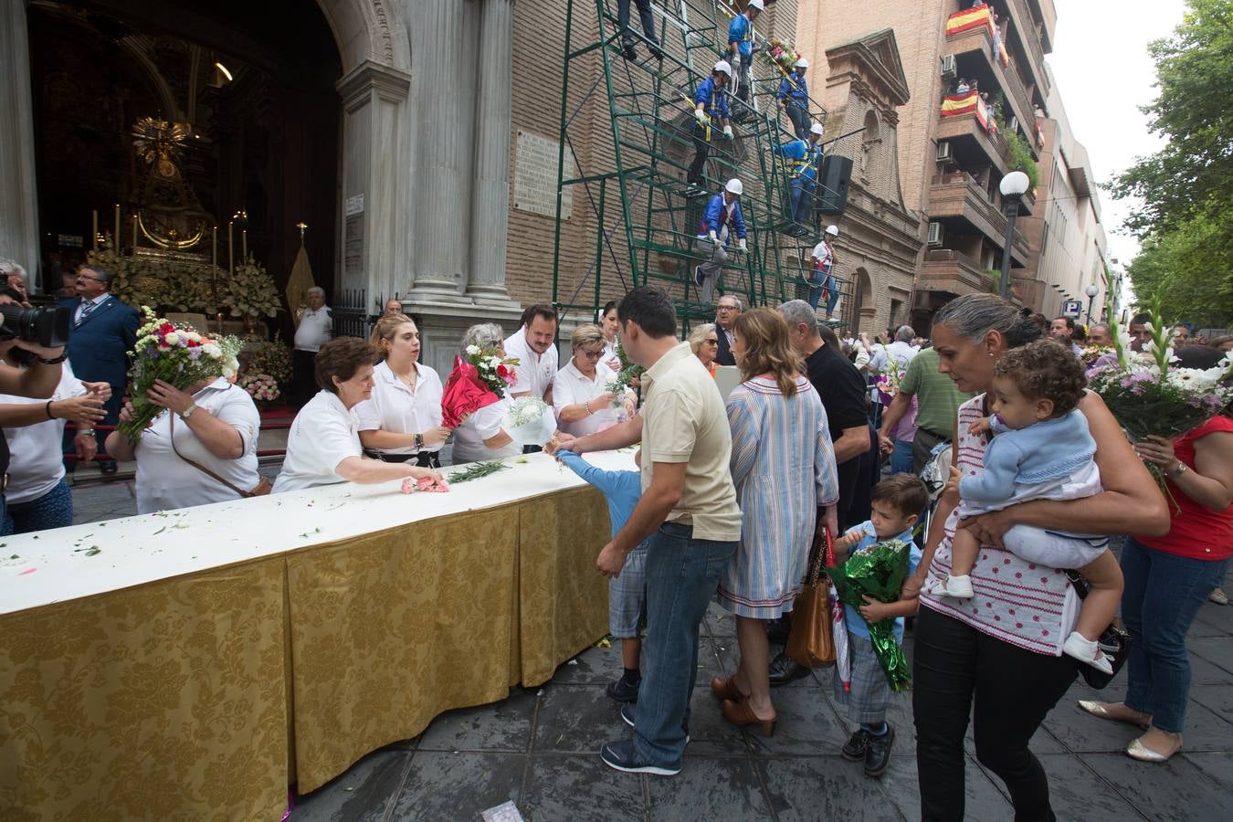 En la puerta de la basílica ya se han escuchado los primeros cantes y bailes de Granada a la Virgen de las Angustias