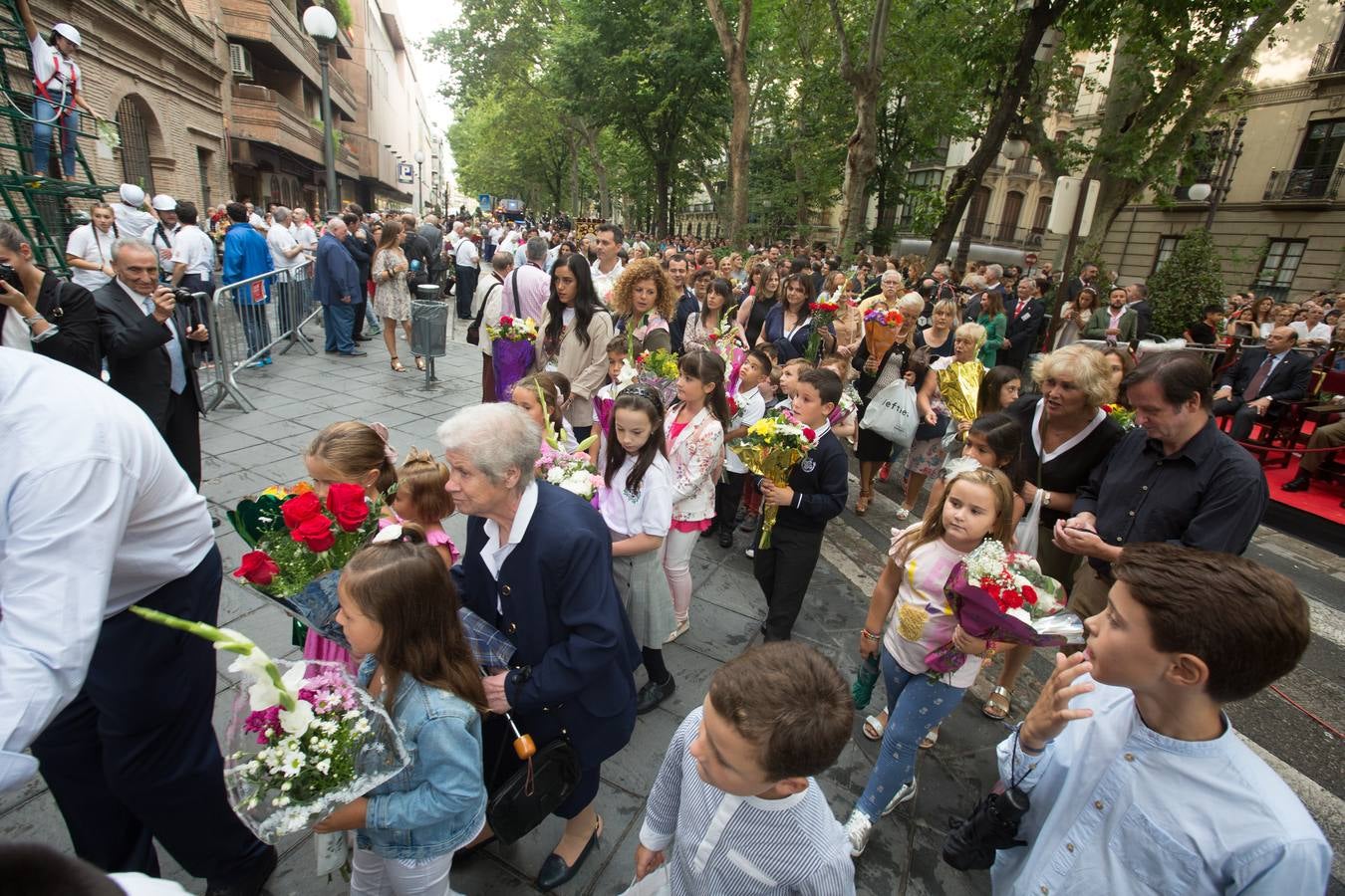 En la puerta de la basílica ya se han escuchado los primeros cantes y bailes de Granada a la Virgen de las Angustias