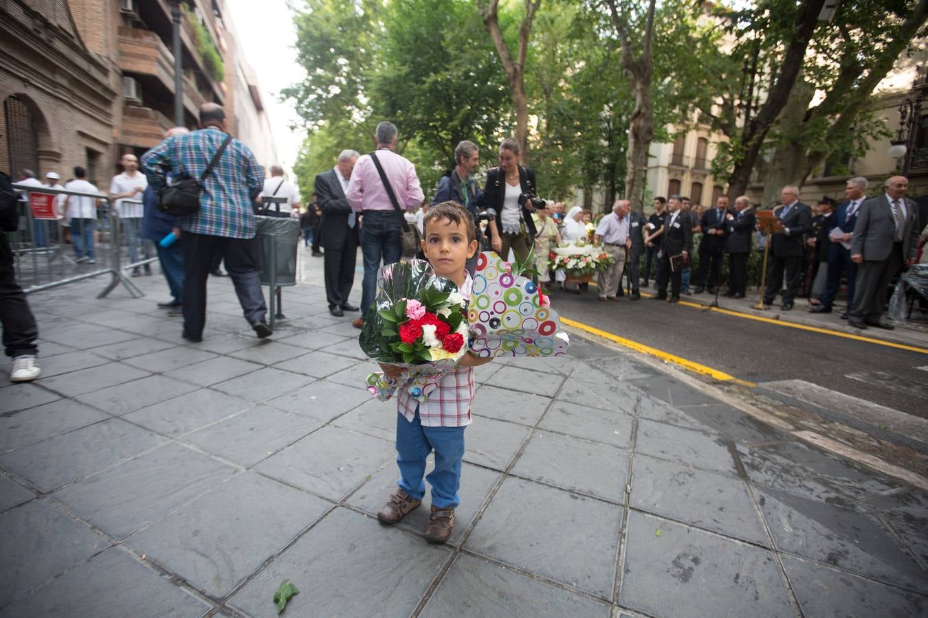 En la puerta de la basílica ya se han escuchado los primeros cantes y bailes de Granada a la Virgen de las Angustias