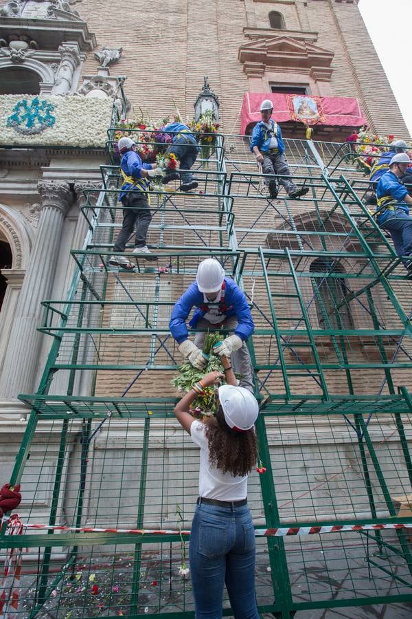 En la puerta de la basílica ya se han escuchado los primeros cantes y bailes de Granada a la Virgen de las Angustias