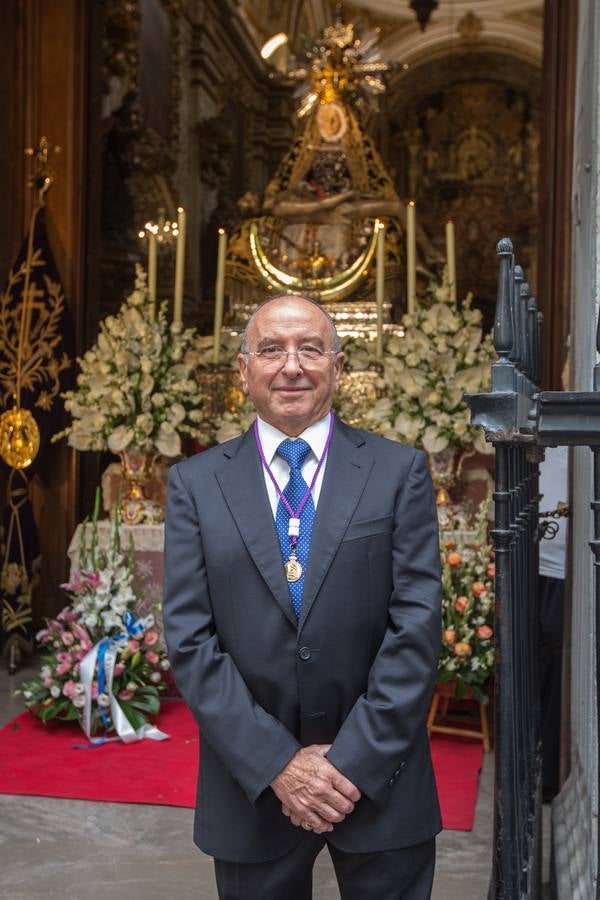 En la puerta de la basílica ya se han escuchado los primeros cantes y bailes de Granada a la Virgen de las Angustias