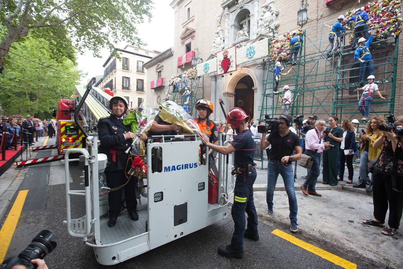 En la puerta de la basílica ya se han escuchado los primeros cantes y bailes de Granada a la Virgen de las Angustias