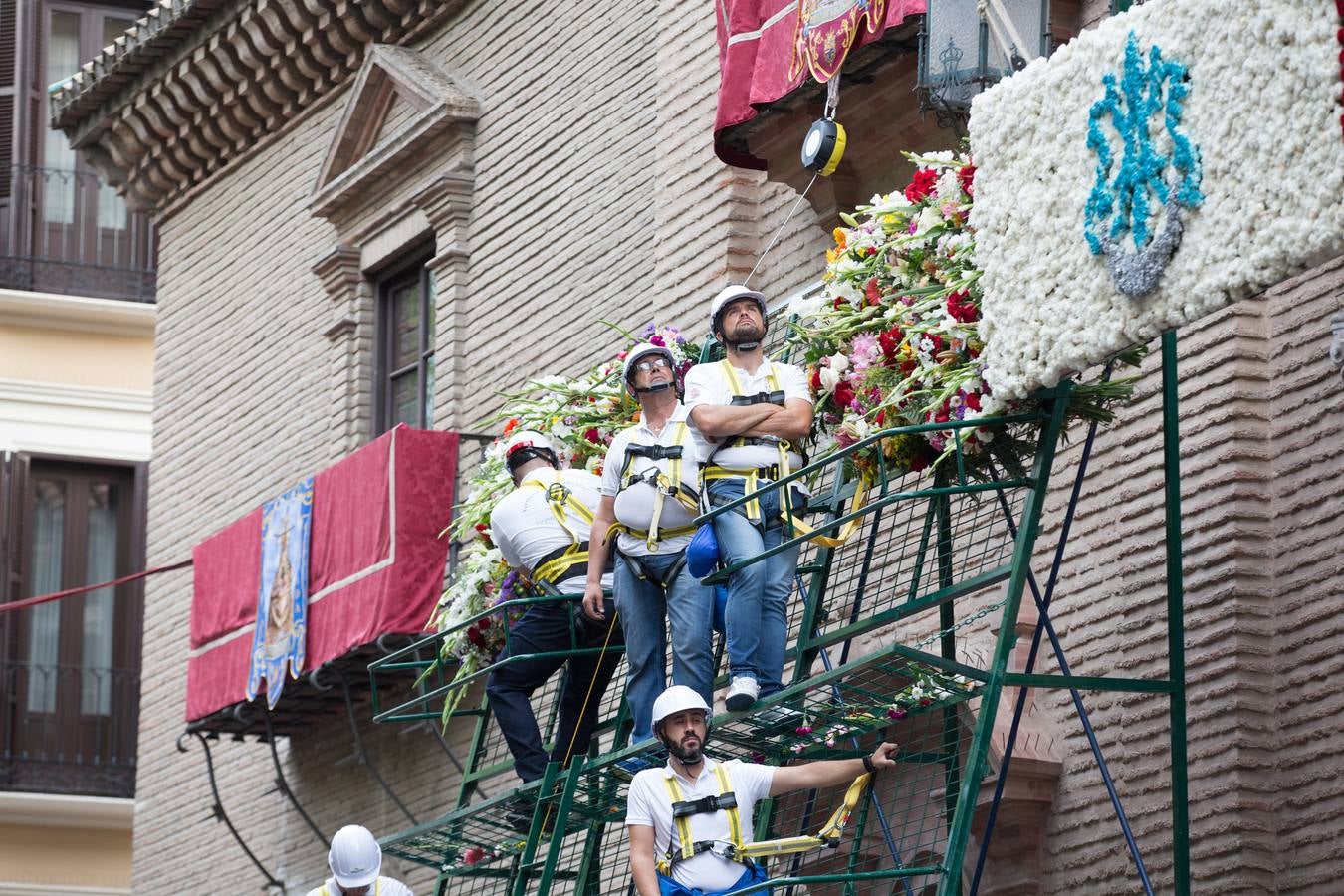 En la puerta de la basílica ya se han escuchado los primeros cantes y bailes de Granada a la Virgen de las Angustias