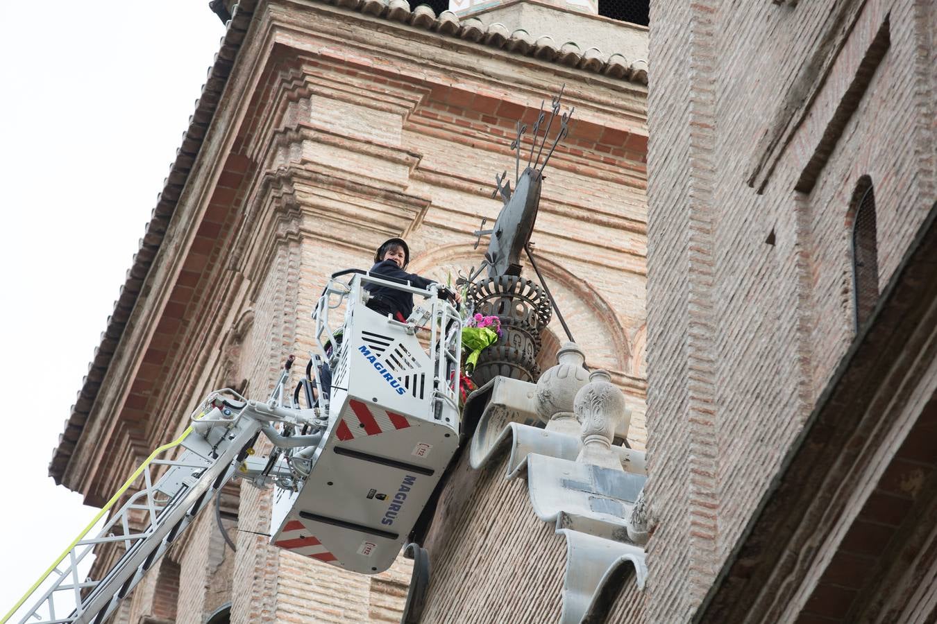 En la puerta de la basílica ya se han escuchado los primeros cantes y bailes de Granada a la Virgen de las Angustias