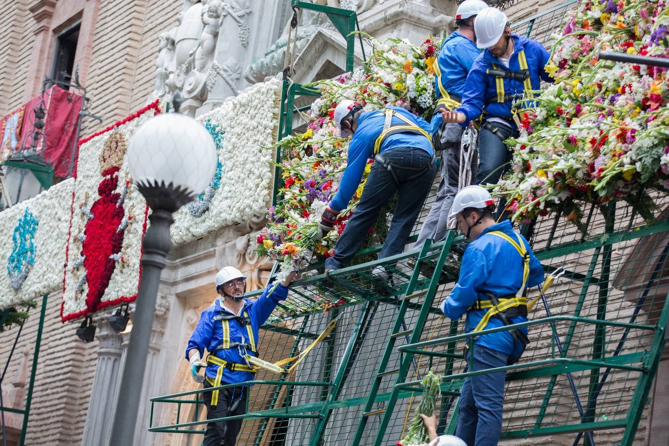 En la puerta de la basílica ya se han escuchado los primeros cantes y bailes de Granada a la Virgen de las Angustias