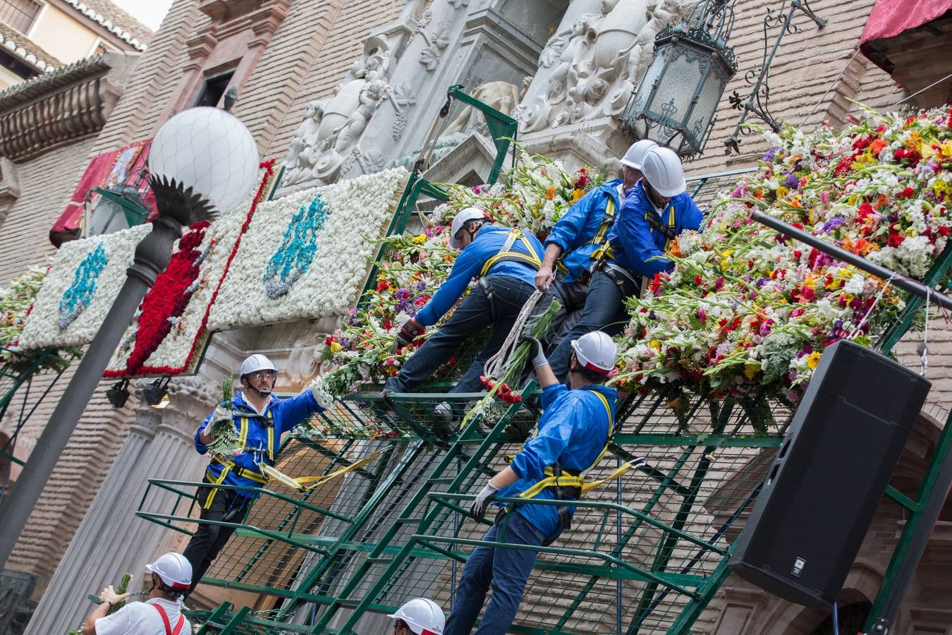 En la puerta de la basílica ya se han escuchado los primeros cantes y bailes de Granada a la Virgen de las Angustias