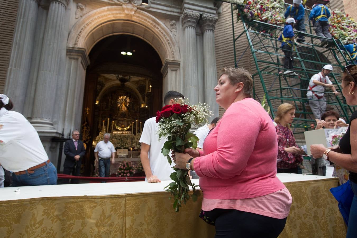 En la puerta de la basílica ya se han escuchado los primeros cantes y bailes de Granada a la Virgen de las Angustias