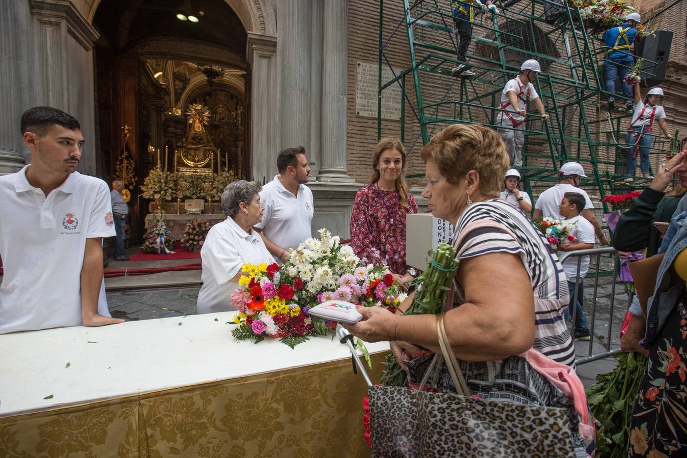 En la puerta de la basílica ya se han escuchado los primeros cantes y bailes de Granada a la Virgen de las Angustias