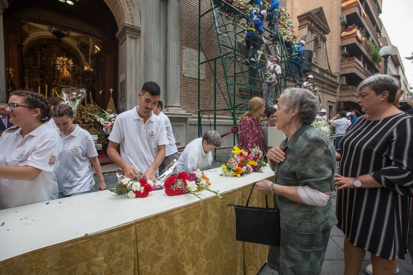 En la puerta de la basílica ya se han escuchado los primeros cantes y bailes de Granada a la Virgen de las Angustias