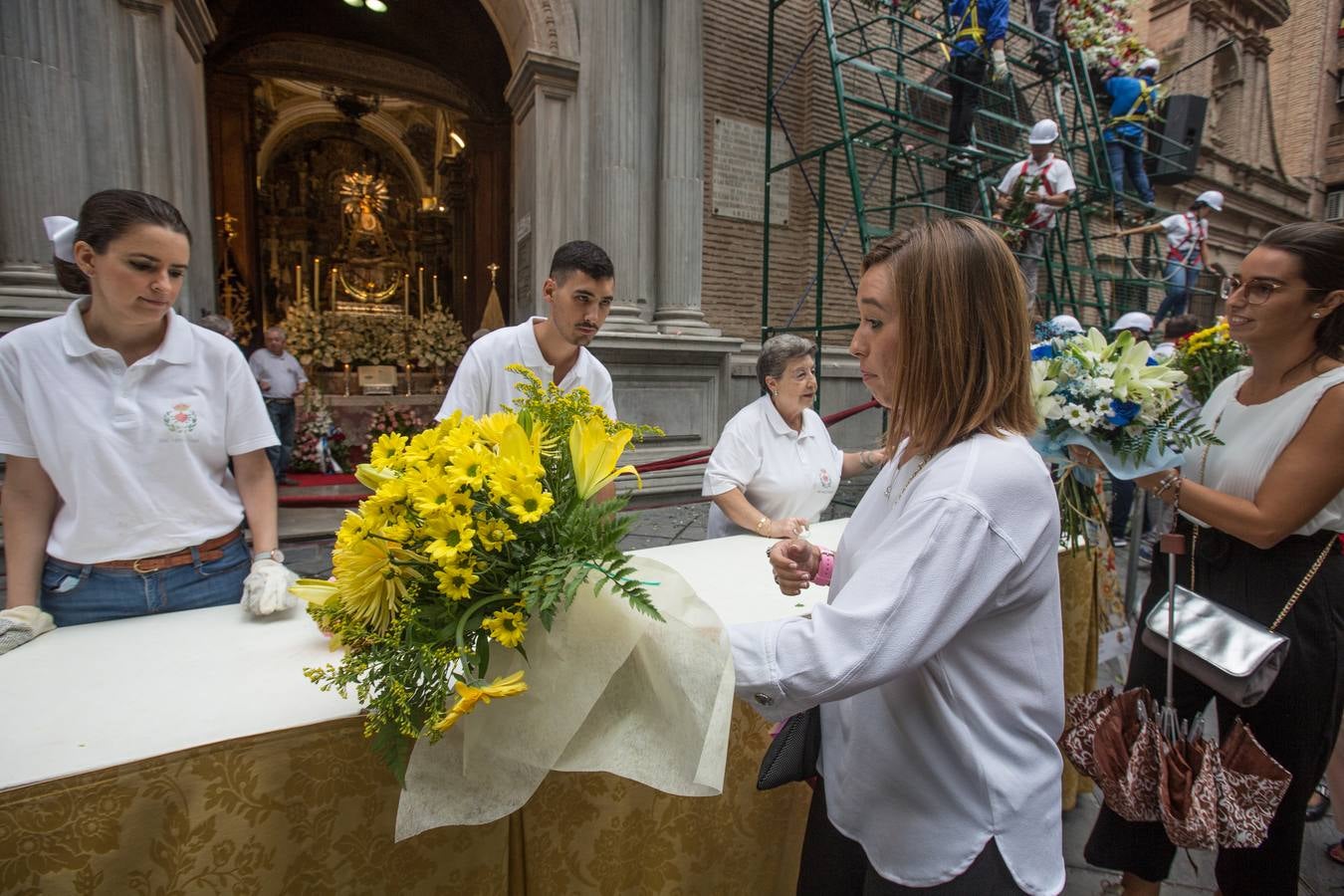 En la puerta de la basílica ya se han escuchado los primeros cantes y bailes de Granada a la Virgen de las Angustias