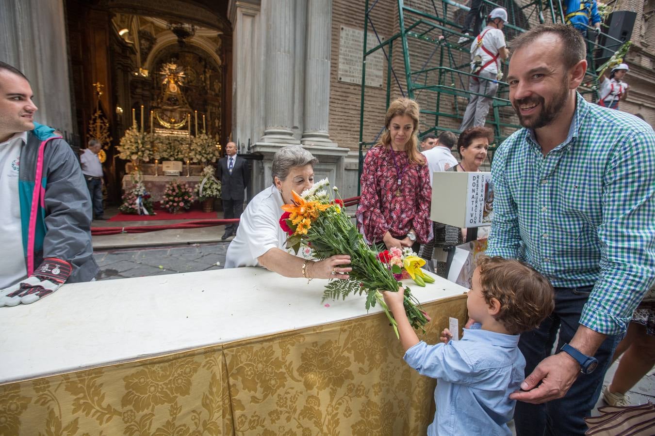 En la puerta de la basílica ya se han escuchado los primeros cantes y bailes de Granada a la Virgen de las Angustias