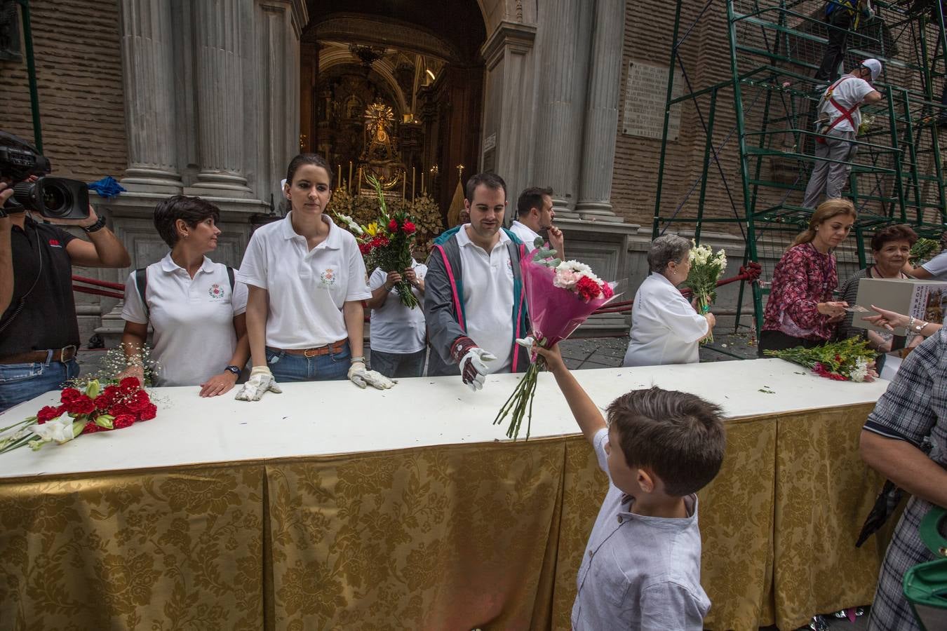 En la puerta de la basílica ya se han escuchado los primeros cantes y bailes de Granada a la Virgen de las Angustias