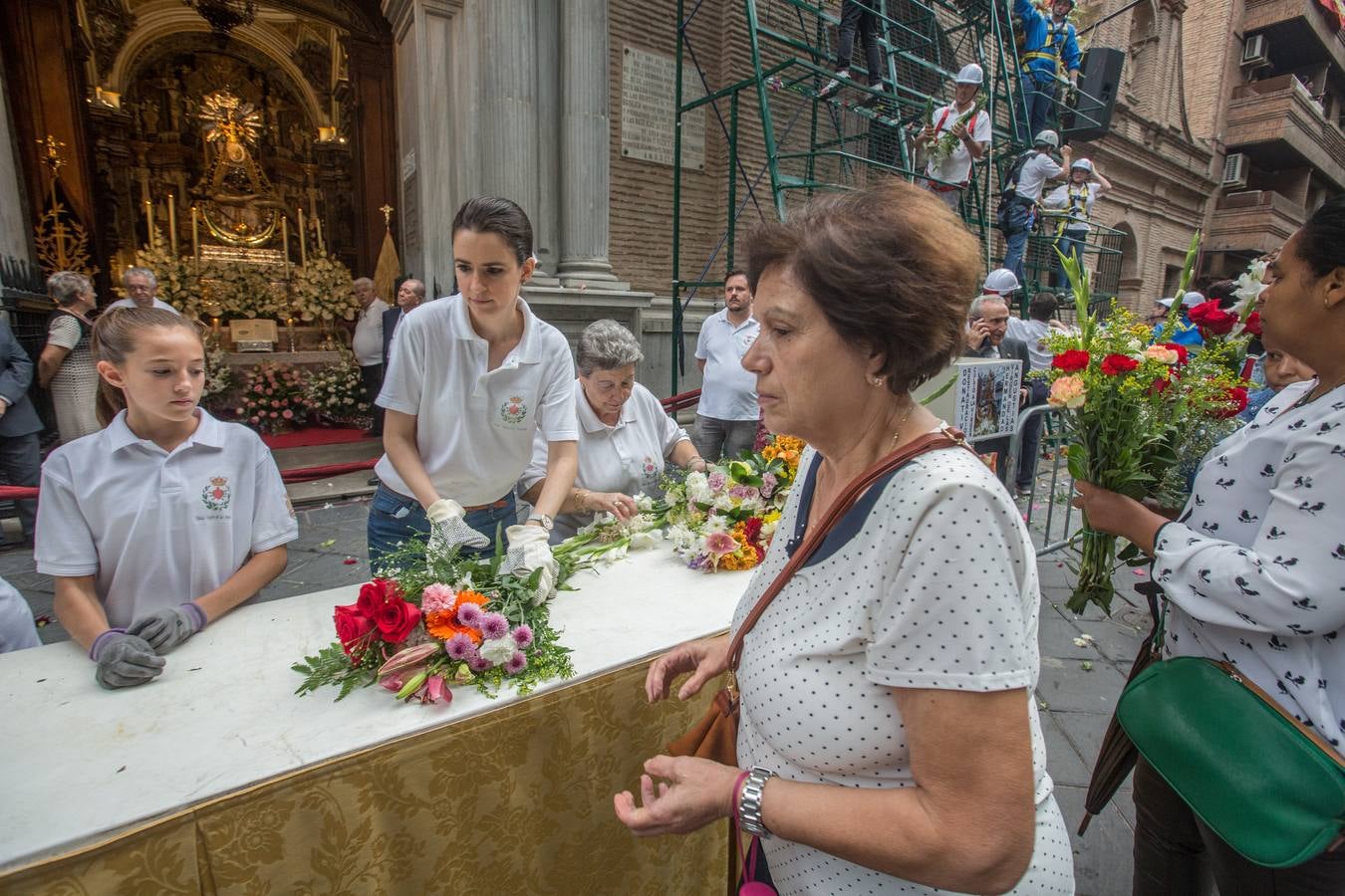 En la puerta de la basílica ya se han escuchado los primeros cantes y bailes de Granada a la Virgen de las Angustias