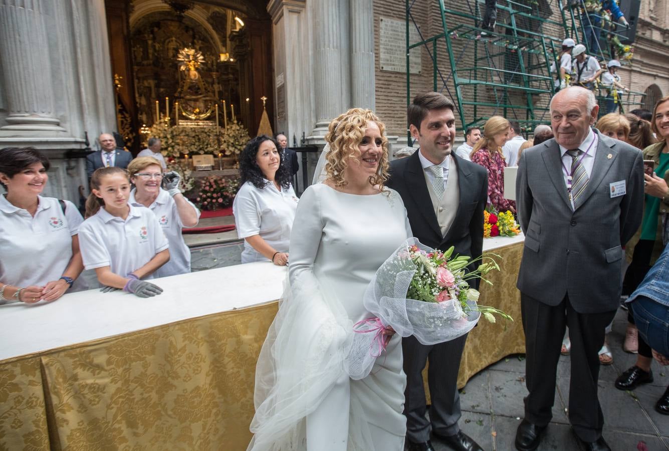 En la puerta de la basílica ya se han escuchado los primeros cantes y bailes de Granada a la Virgen de las Angustias