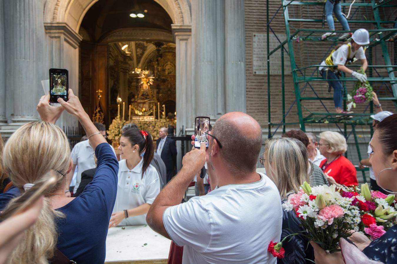 En la puerta de la basílica ya se han escuchado los primeros cantes y bailes de Granada a la Virgen de las Angustias