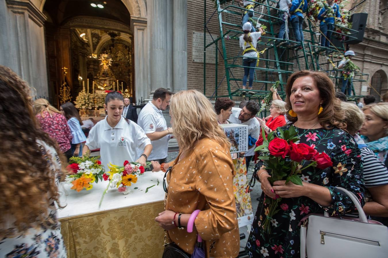 En la puerta de la basílica ya se han escuchado los primeros cantes y bailes de Granada a la Virgen de las Angustias