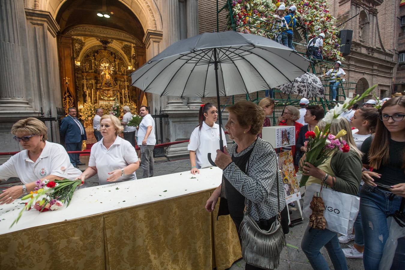 En la puerta de la basílica ya se han escuchado los primeros cantes y bailes de Granada a la Virgen de las Angustias