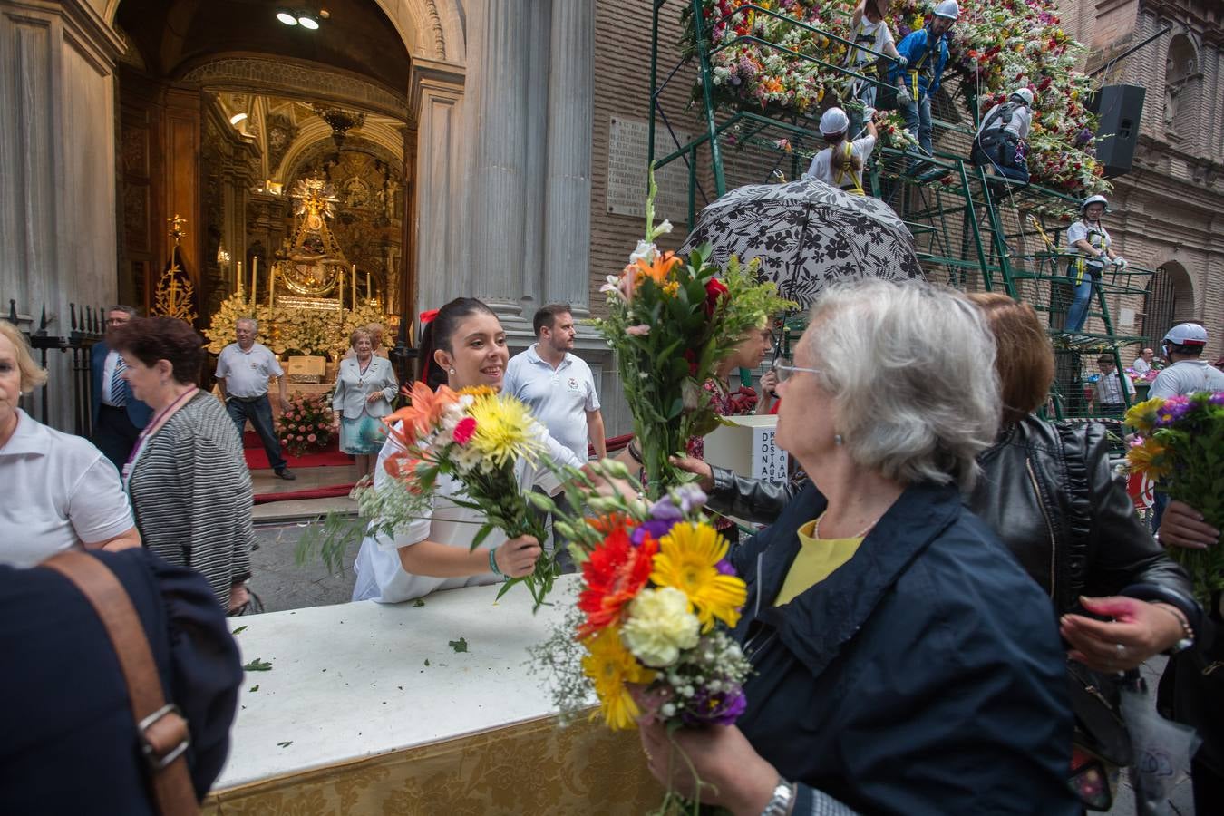 En la puerta de la basílica ya se han escuchado los primeros cantes y bailes de Granada a la Virgen de las Angustias