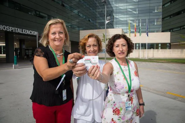 Paqui, Encarna y María Dolores muestran la tarjeta monedero del Metro de Granada, transporte que usan todos los días para acudir a su trabajo en el hospital del PTS .